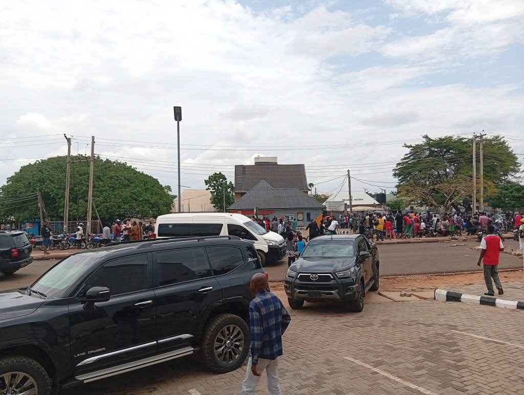 BREAKING: Governor Launches One-Day Free Meal for Capital City Dwellers as Residents Troop to Kilimanjaro, Amala Spot